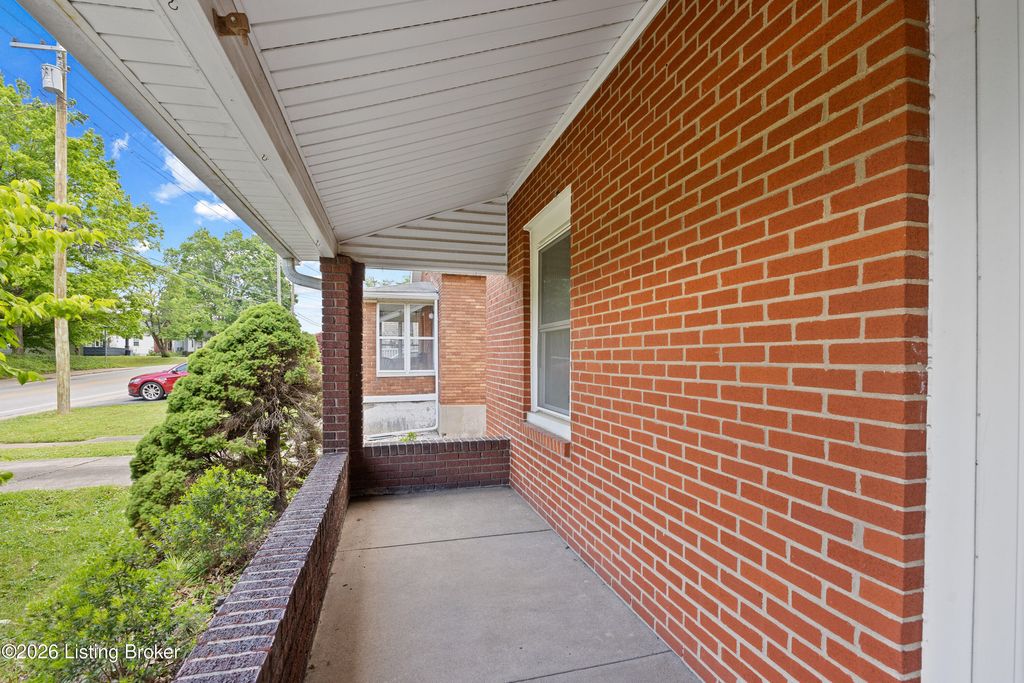 Photo of 830 Clarks Ln, Louisville, KY 40217 (MLS # 1716334)