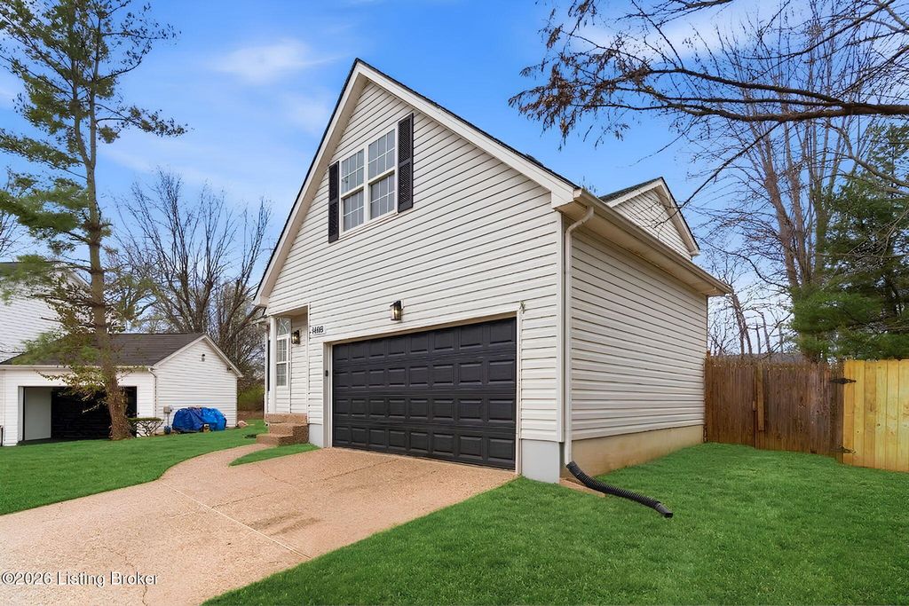 Photo of 10401 Mimosa View Ct, Jeffersontown, KY 40299 (MLS # 1711132)