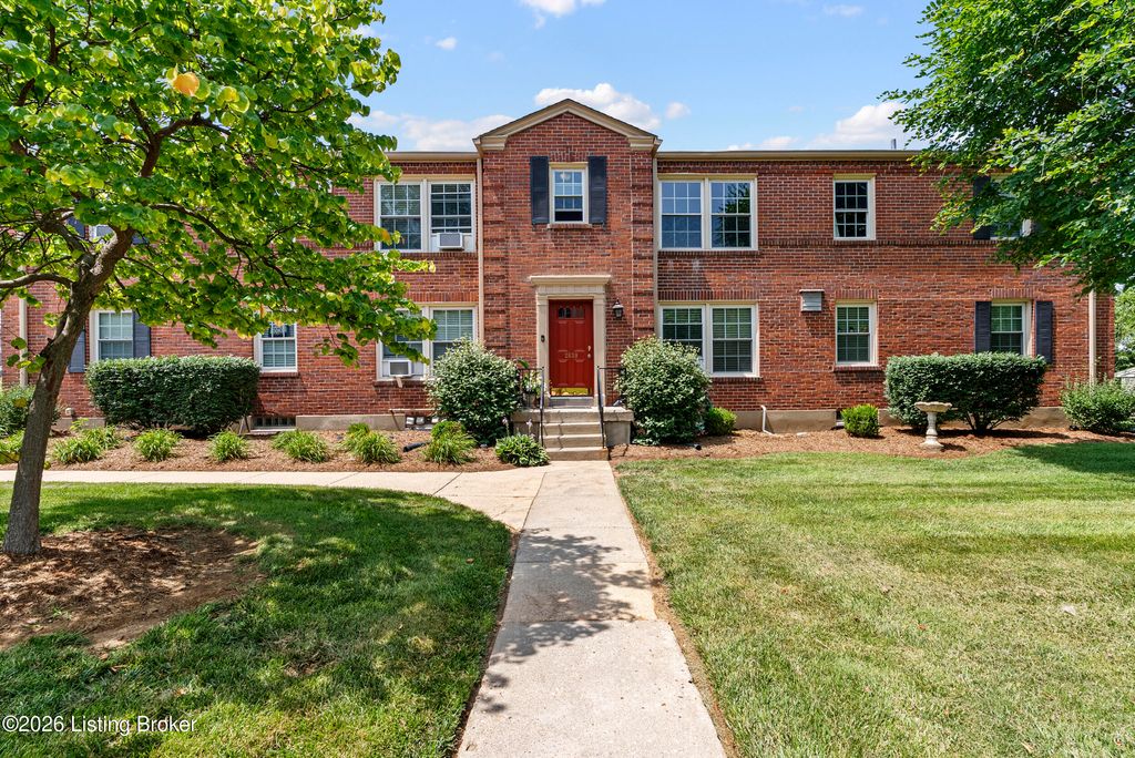Photo of 2639 Landor Ave #UNIT 3C, Louisville, KY 40205 (MLS # 1722043)