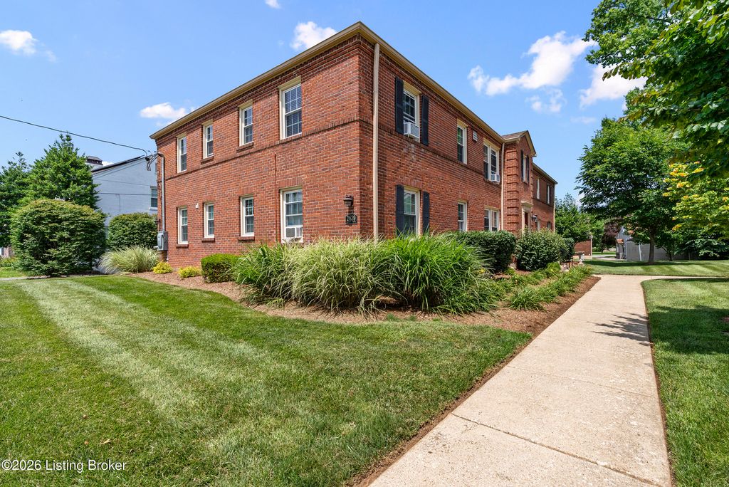 Photo of 2639 Landor Ave #UNIT 3C, Louisville, KY 40205 (MLS # 1722043)