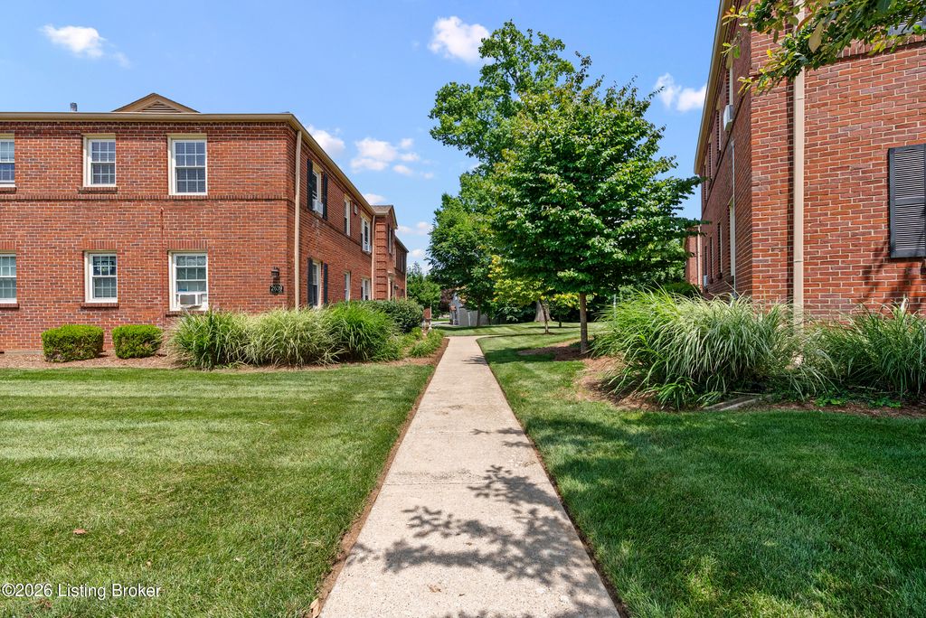 Photo of 2639 Landor Ave #UNIT 3C, Louisville, KY 40205 (MLS # 1722043)