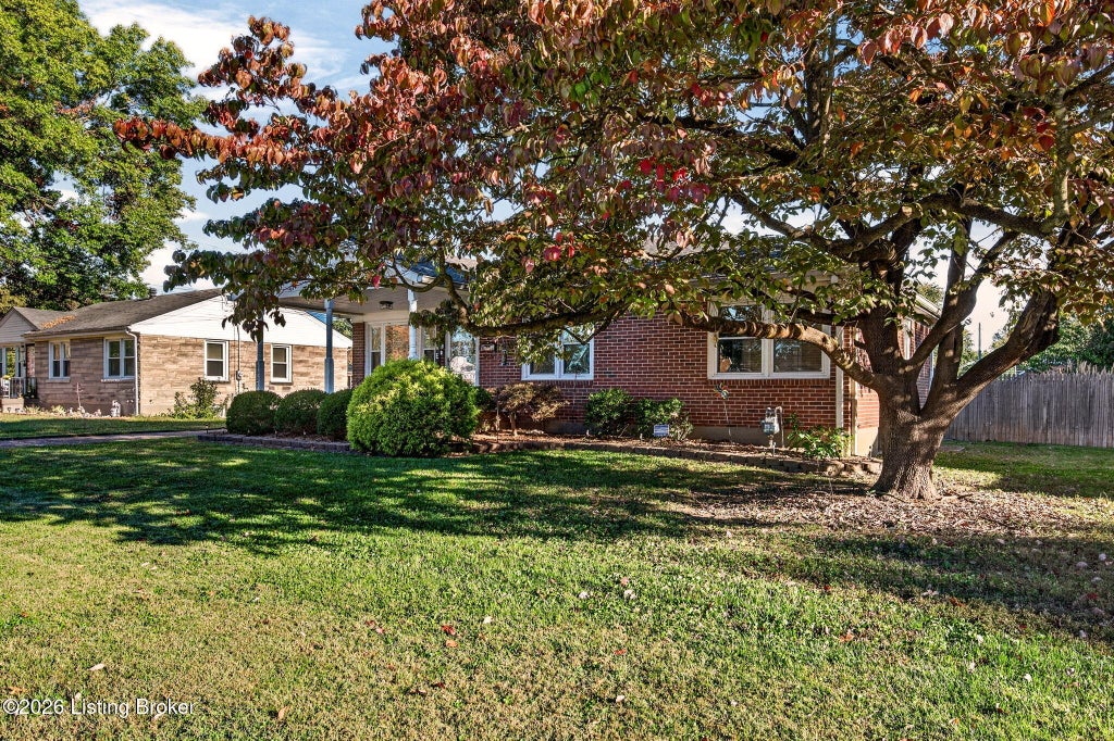 Photo of 1905 Nocturne Dr, Louisville, KY 40272 (MLS # 1732439)