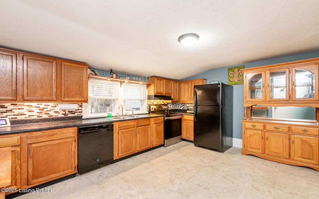 Photo of 10101 Snively Ave, Jeffersontown, KY 40299 (MLS # 1708632)