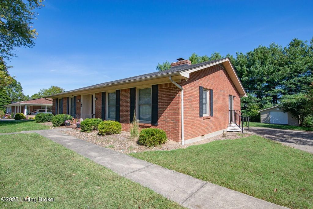 Photo of 1106 Pawnee Dr, Elizabethtown, KY 42701 (MLS # 1715877)