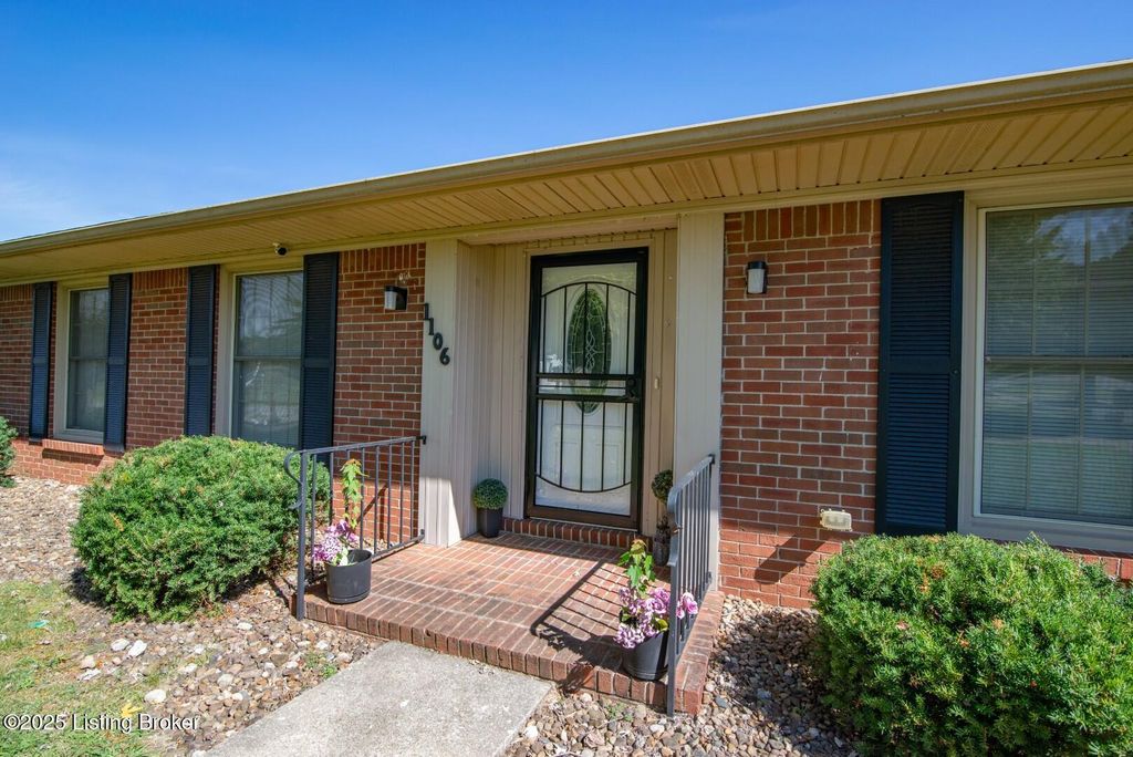 Photo of 1106 Pawnee Dr, Elizabethtown, KY 42701 (MLS # 1715877)