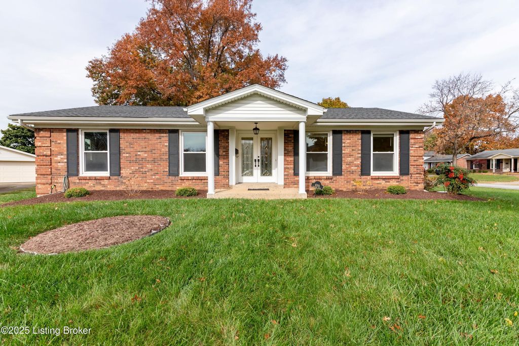 Photo of 4305 Eastside Ct, Louisville, KY 40220 (MLS # 1704146)