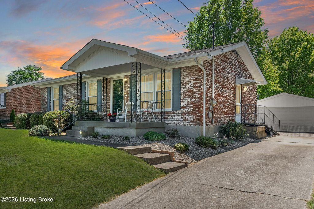 Photo of 197 Crator Dr, Louisville, KY 40229 (MLS # 1715537)