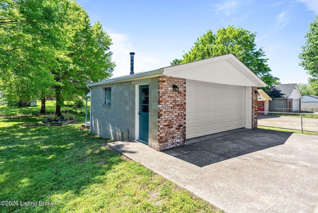 Photo of 197 Crator Dr, Louisville, KY 40229 (MLS # 1715537)