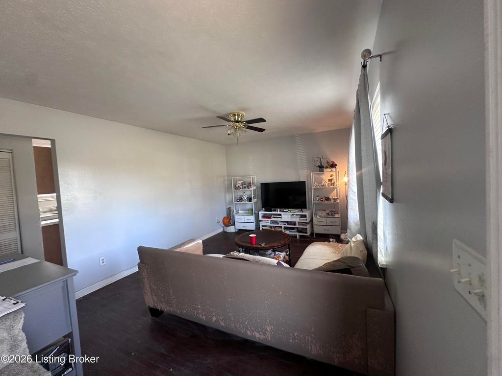 Photo of 2520 Lamborne Blvd, Louisville, KY 40272 (MLS # 1712546)