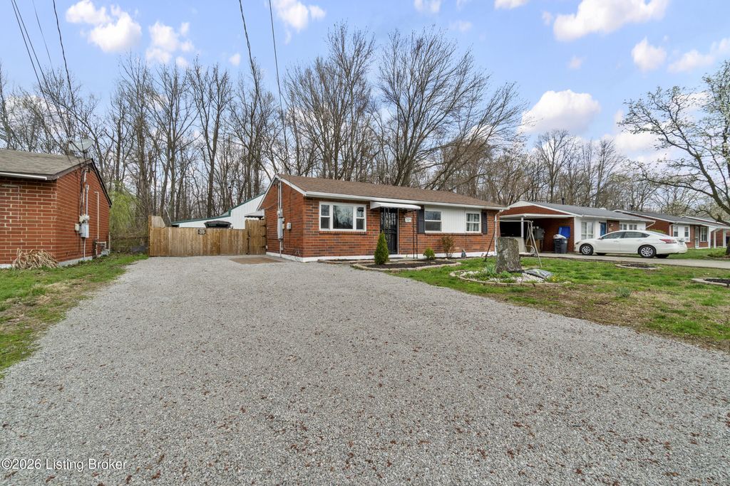Photo of 705 Glengarry Dr, Louisville, KY 40118 (MLS # 1711291)