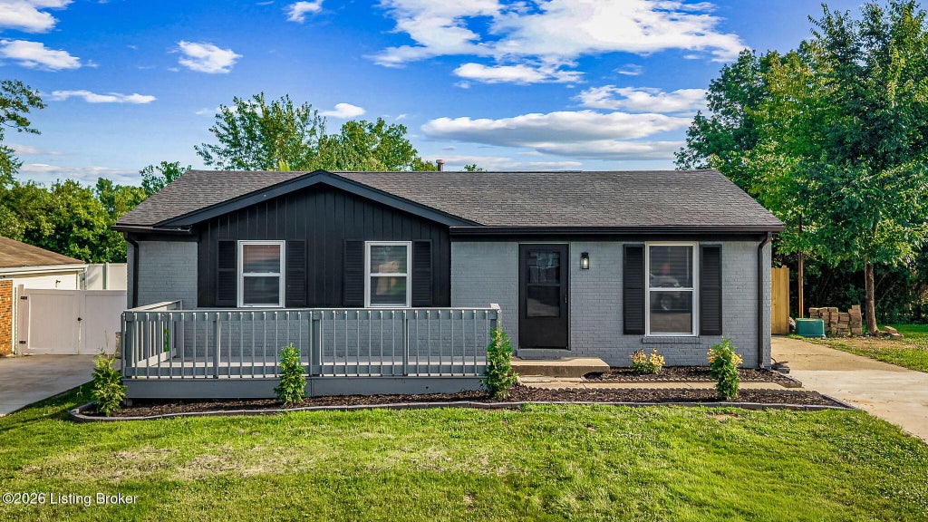 Photo of 2612 Lamborne Blvd, Louisville, KY 40272 (MLS # 1723212)