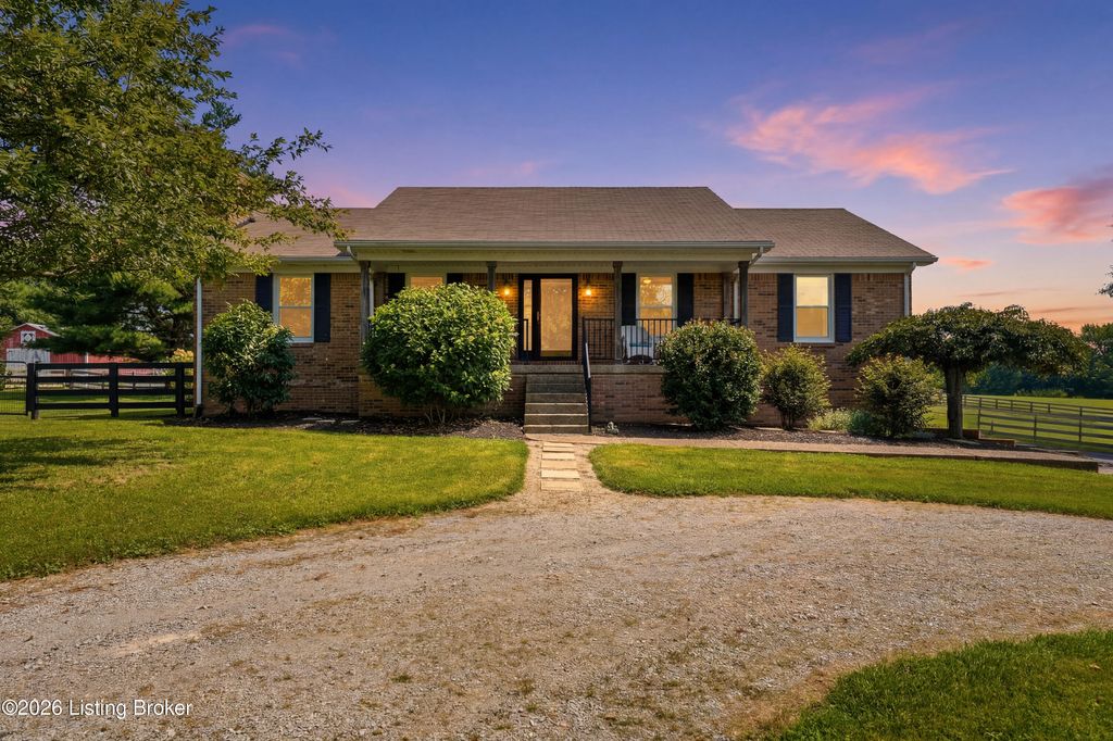 Photo of 508 Locust Grove Rd, Shelbyville, KY 40065 (MLS # 1722349)