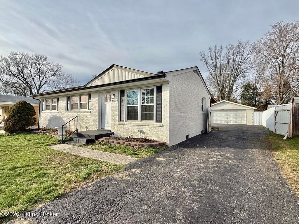Photo of 6303 Yellow Pine Dr, Louisville, KY 40229 (MLS # 1711441)