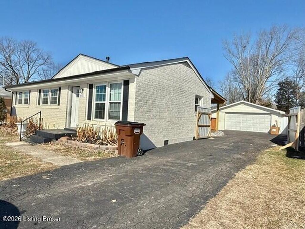 Photo of 6303 Yellow Pine Dr, Louisville, KY 40229 (MLS # 1711441)