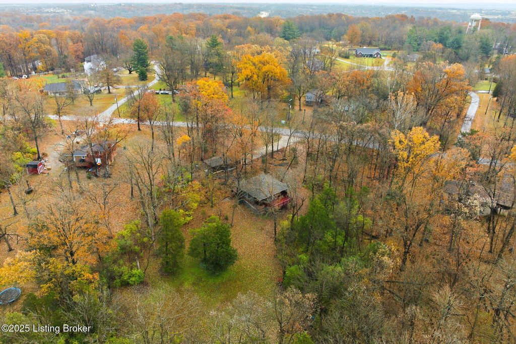 Photo of 3300 Pin Oak Dr, La Grange, KY 40031 (MLS # 1703800)