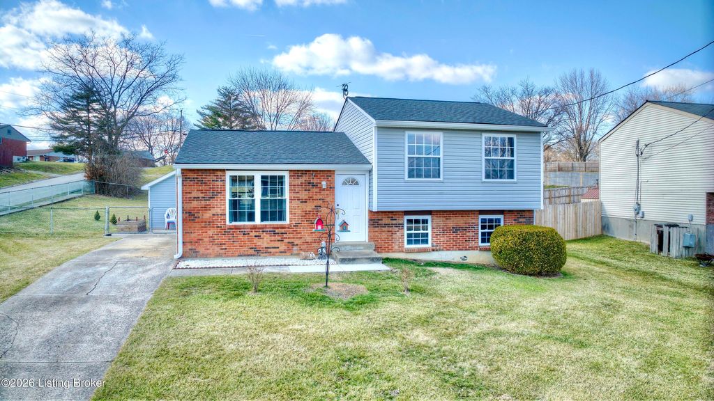 Photo of 6 Hideaway Dr, Covington, KY 41017 (MLS # 1713510)