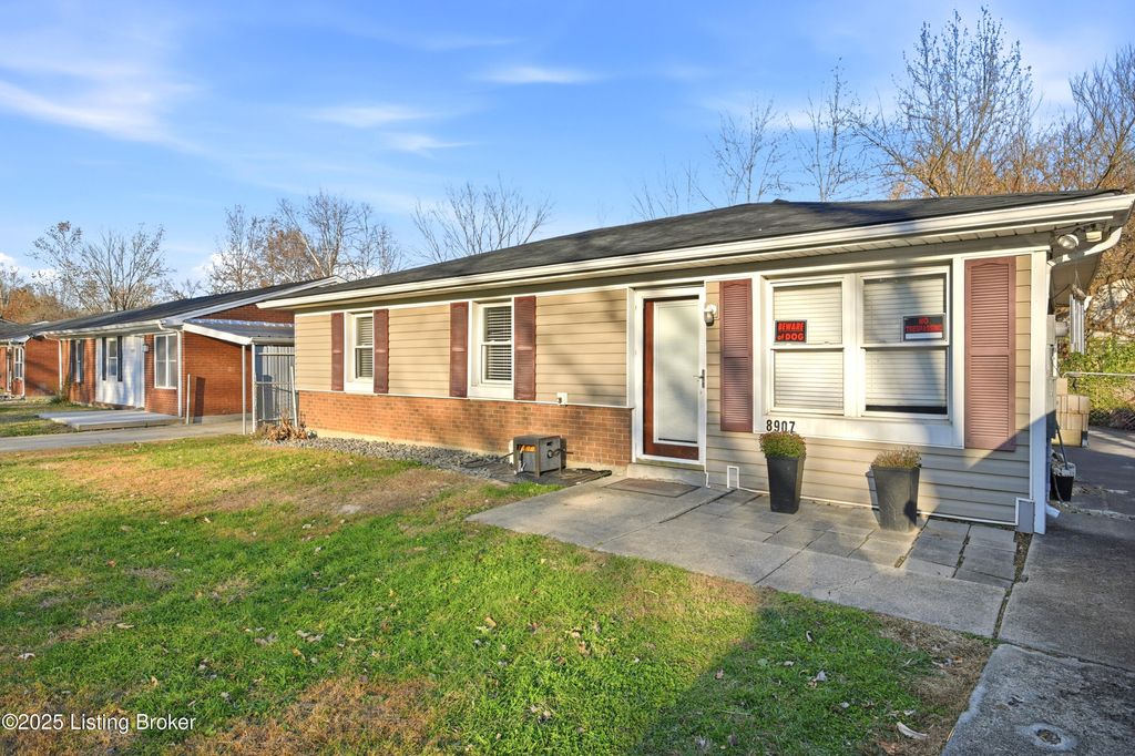 Photo of 8907 Maplecreek Dr, Louisville, KY 40219 (MLS # 1705844)
