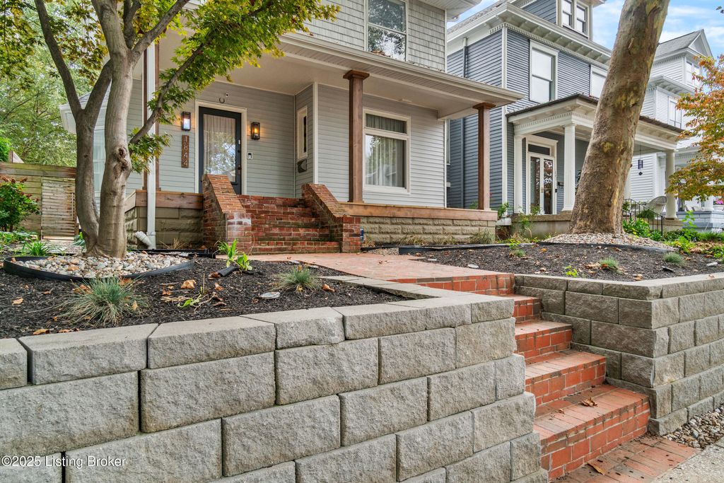 Photo of 1844 Edgeland Ave, Louisville, KY 40204 (MLS # 1701338)
