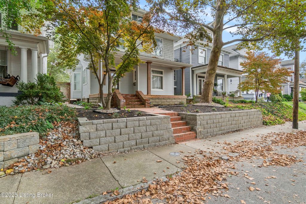 Photo of 1844 Edgeland Ave, Louisville, KY 40204 (MLS # 1701338)