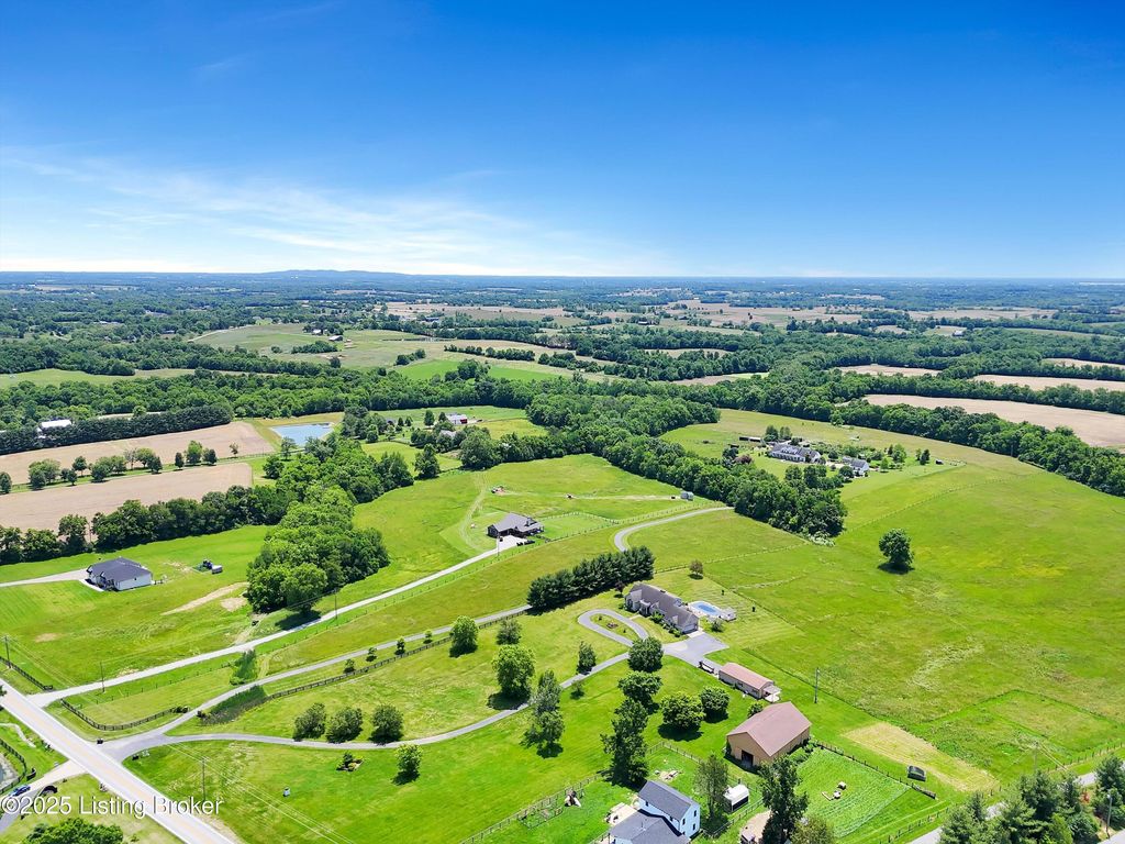 Photo of 517 Aiken Rd, Shelbyville, KY 40065 (MLS # 1691889)