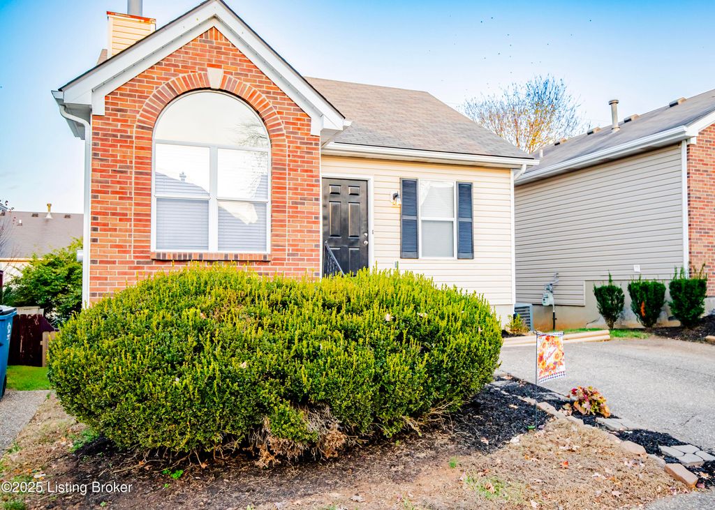 Photo of 12505 Kiawah Ct, Louisville, KY 40245 (MLS # 1703518)