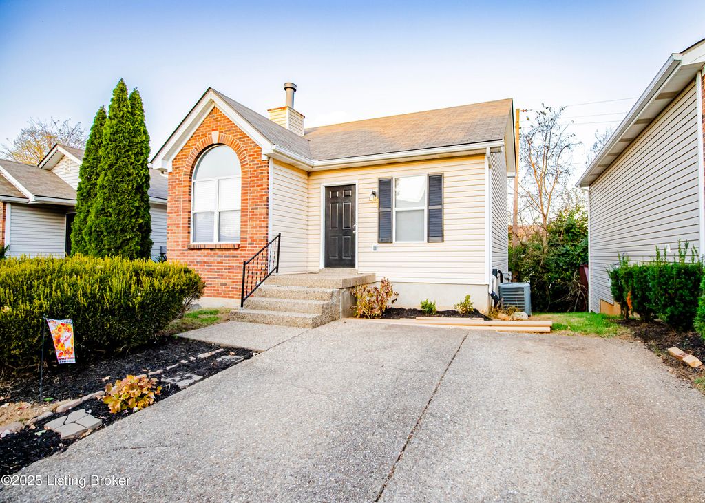 Photo of 12505 Kiawah Ct, Louisville, KY 40245 (MLS # 1703518)