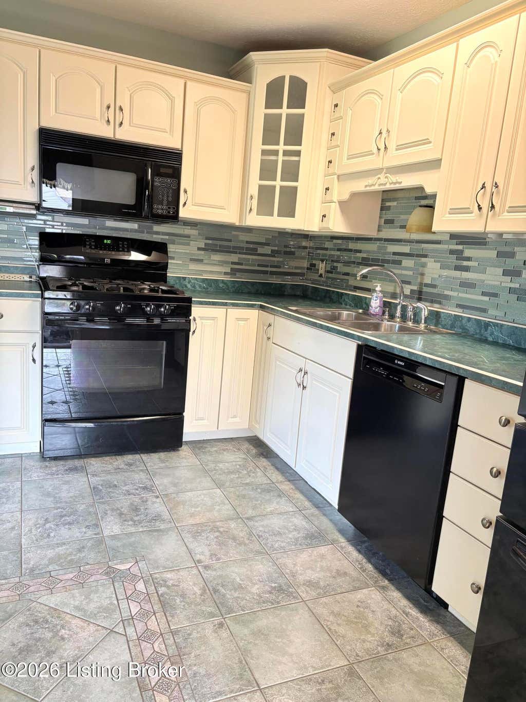 Photo of 4501 Summitt Dr, Louisville, KY 40229 (MLS # 1722236)