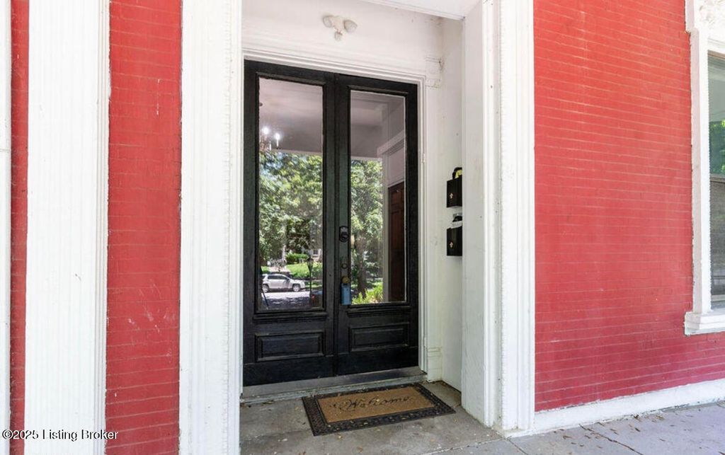 Photo of 1417 S 3rd St #APT 3B, Louisville, KY 40208 (MLS # 1705244)