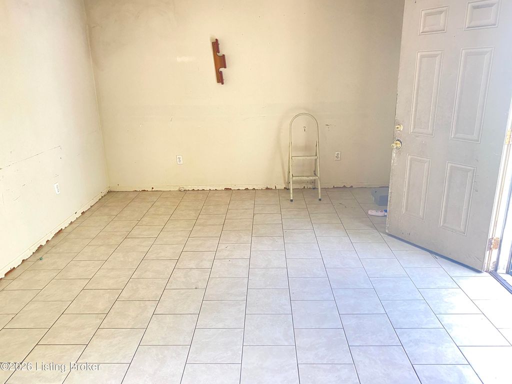 Photo of 2424 Crop St, Louisville, KY 40212 (MLS # 1714547)