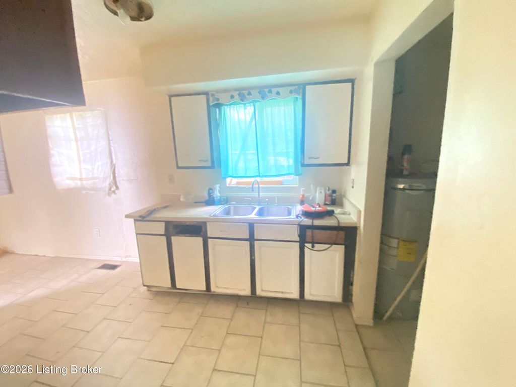 Photo of 2424 Crop St, Louisville, KY 40212 (MLS # 1714547)