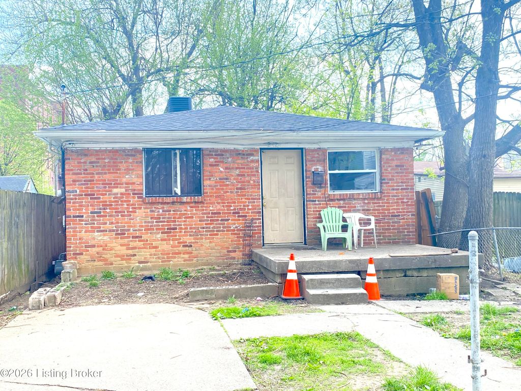 Photo of 2424 Crop St, Louisville, KY 40212 (MLS # 1714547)