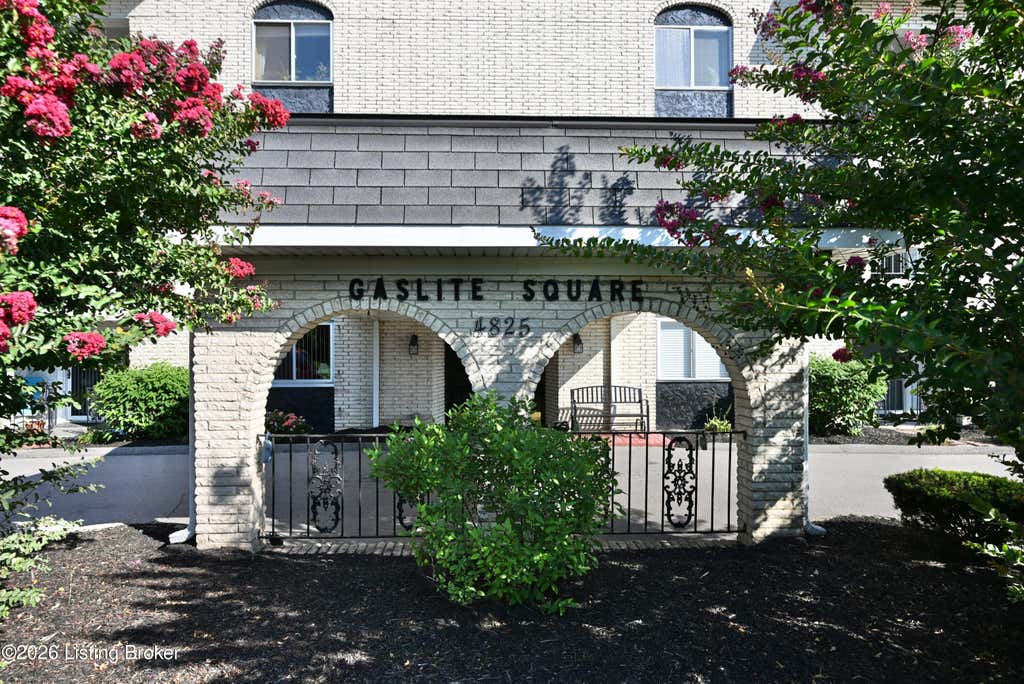 Photo of 4825 Sherburn Ln #110, Louisville, KY 40207 (MLS # 1725295)