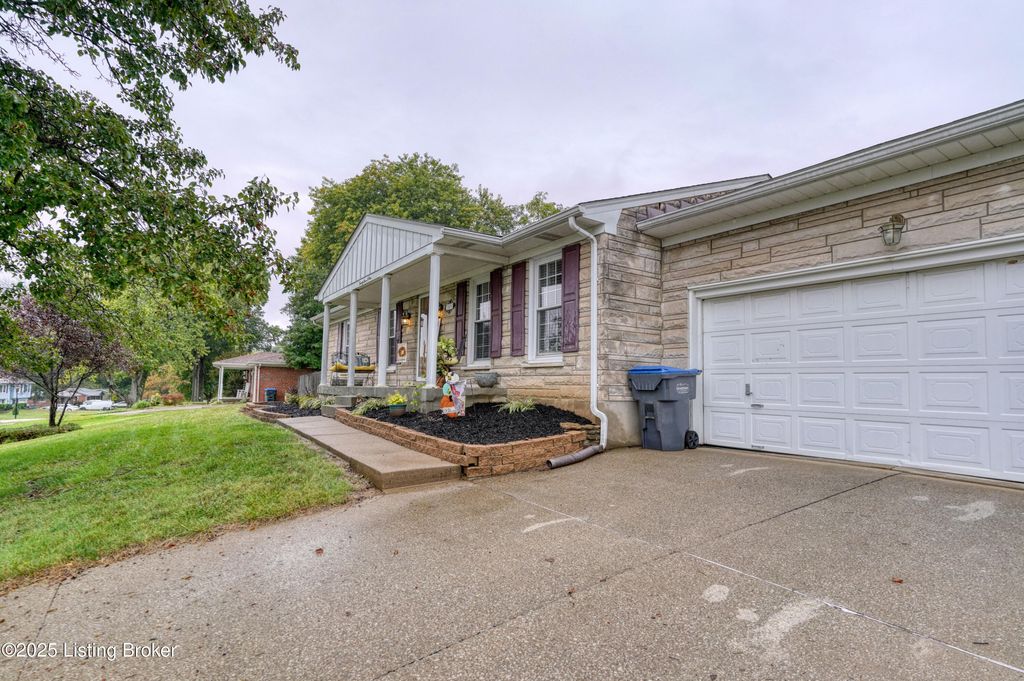 Photo of 2301 Pikes Peak Blvd, Louisville, KY 40214 (MLS # 1700162)