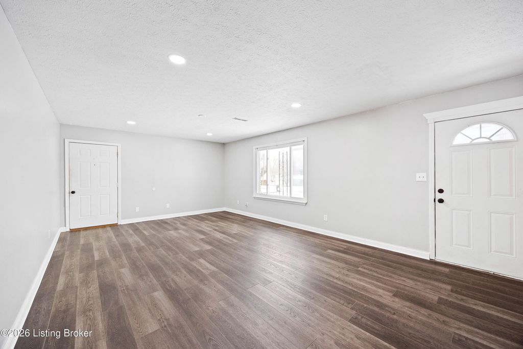 Photo of 1617 W Crocus Dr, Radcliff, KY 40160 (MLS # 1708625)