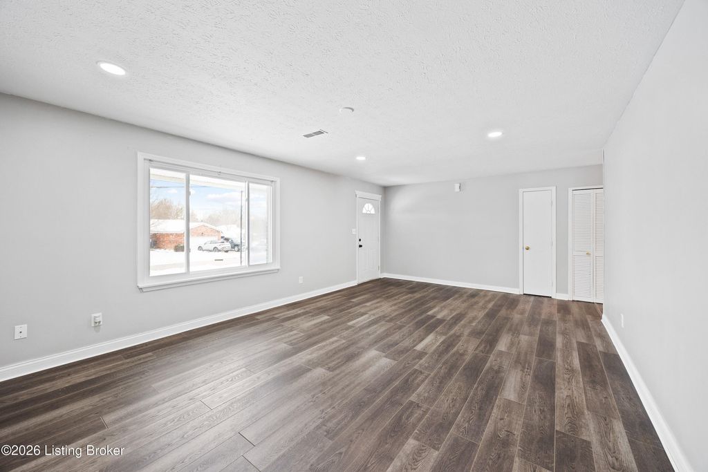 Photo of 1617 W Crocus Dr, Radcliff, KY 40160 (MLS # 1708625)