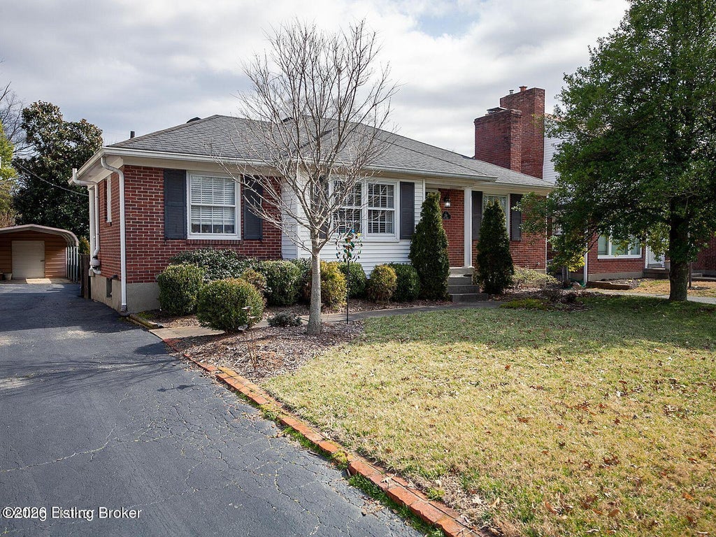 Photo of 219 Tyne Rd, Louisville, KY 40207 (MLS # 1732105)