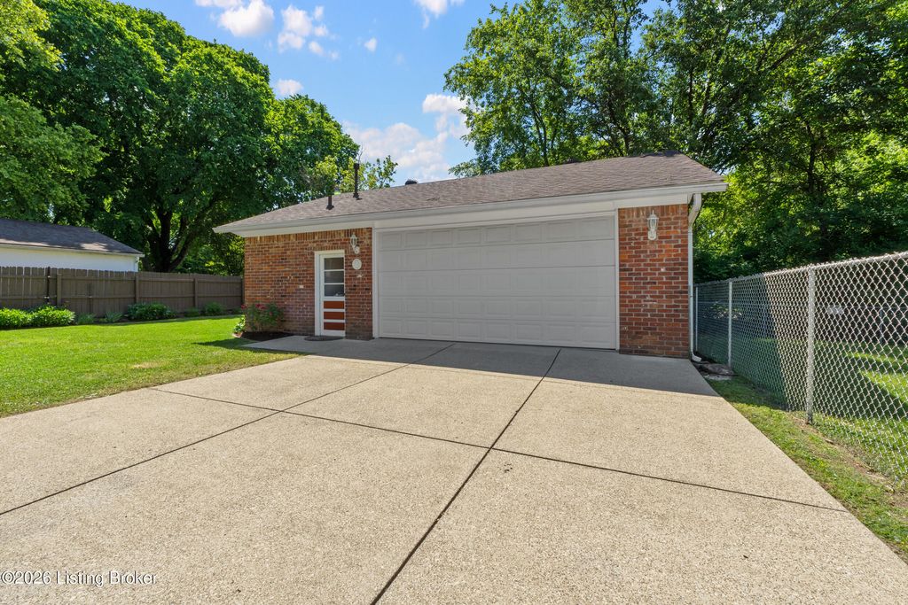 Photo of 4410 Burnt Cedar Ln, Louisville, KY 40219 (MLS # 1717432)