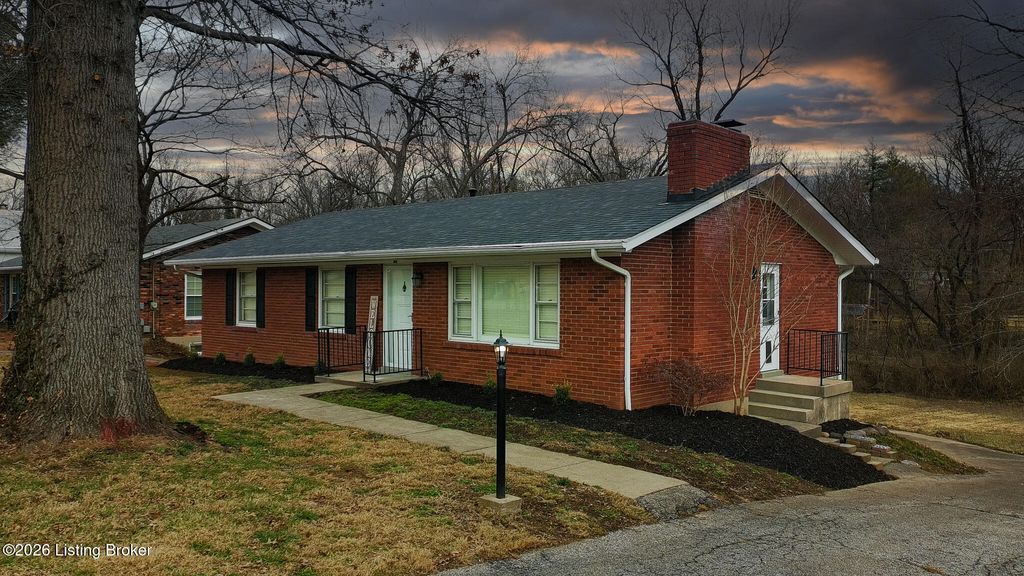 Photo of 4309 Southridge Dr, Louisville, KY 40272 (MLS # 1710322)