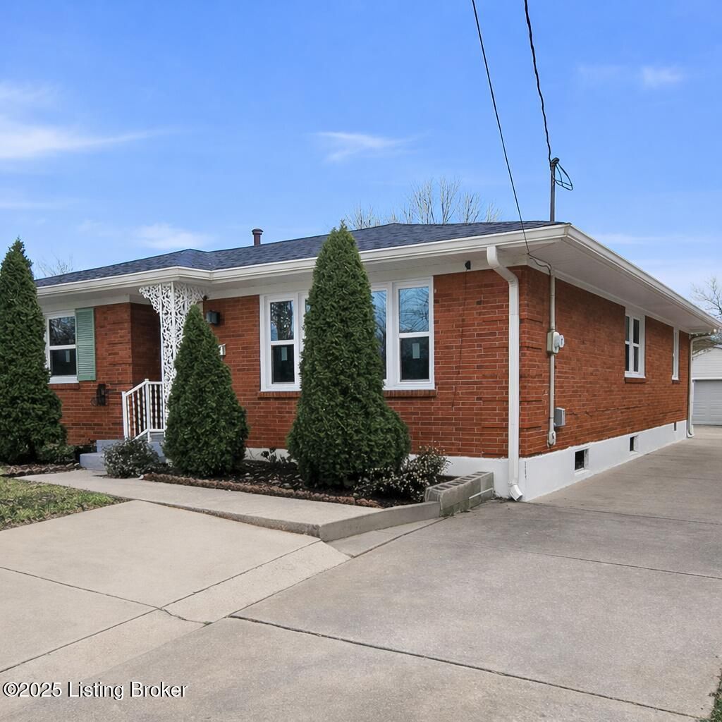 Photo of 2204 Landan Dr, Louisville, KY 40218 (MLS # 1705609)