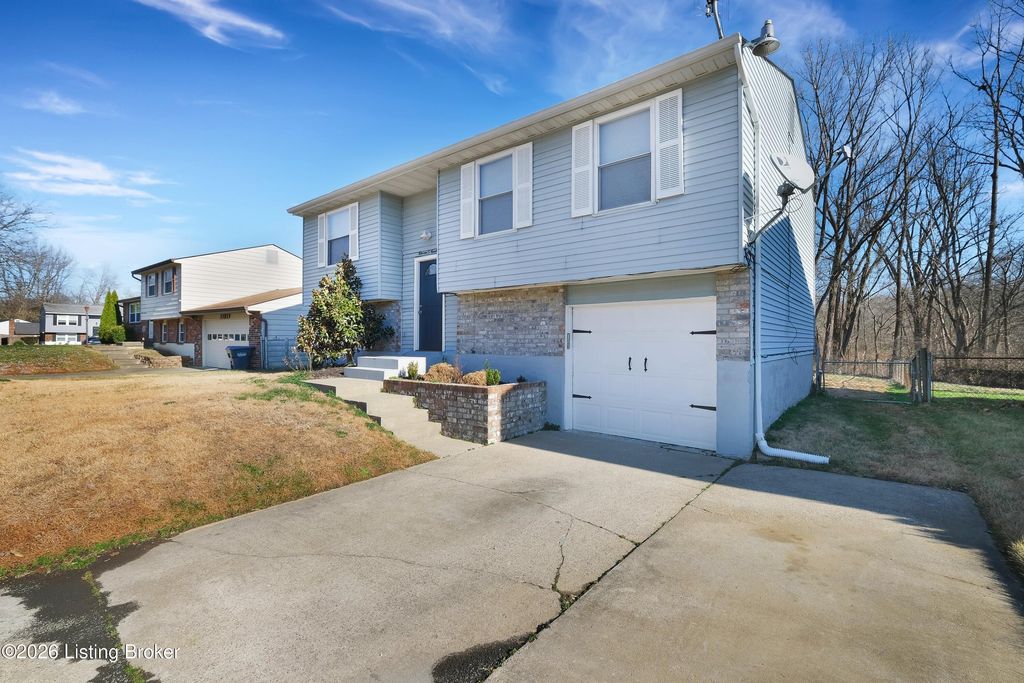 Photo of 11019 Neptune Pl, Louisville, KY 40272 (MLS # 1705980)