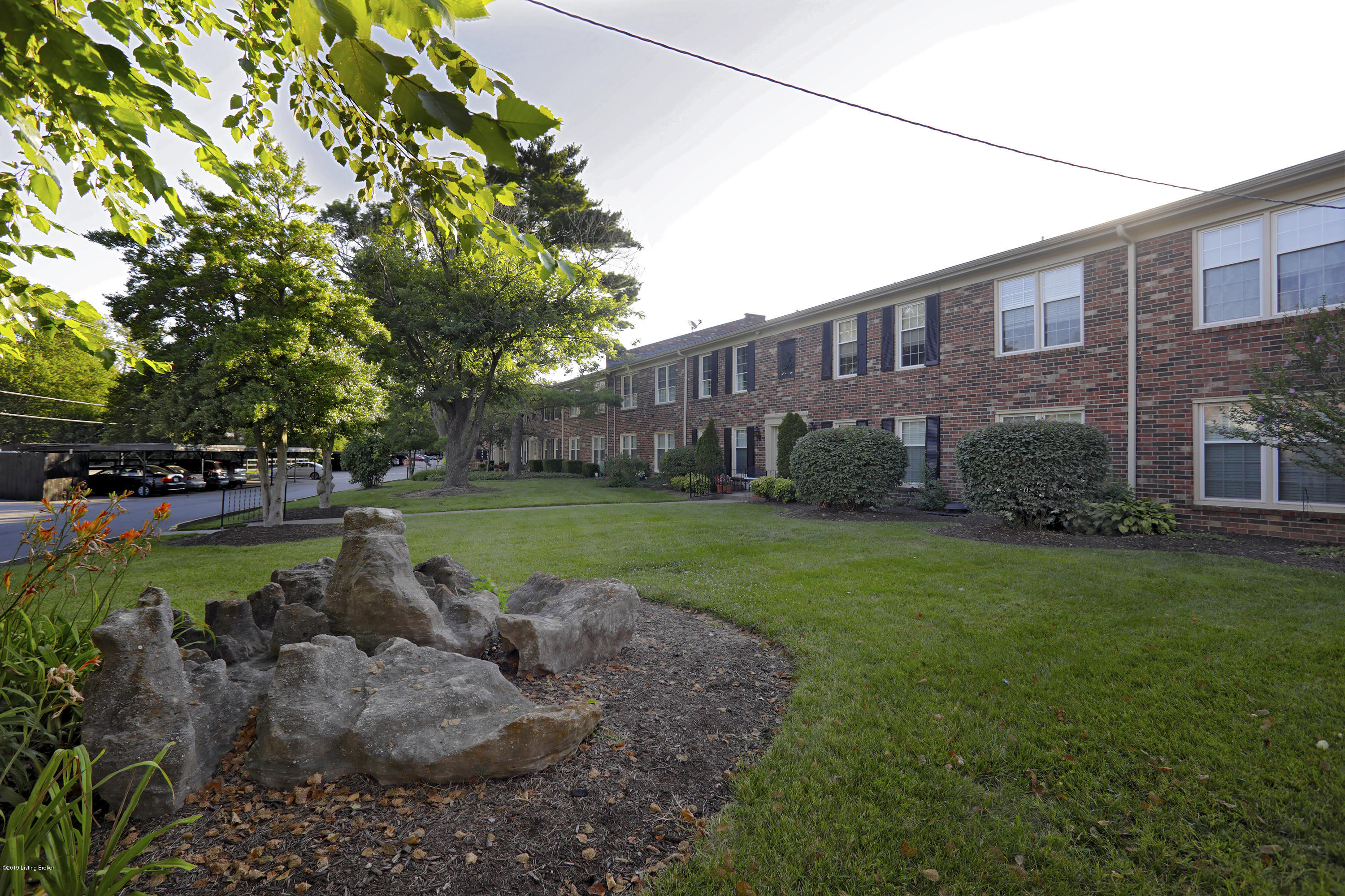 Photo 1 of 17 — 101 Ramsgate Gardens Ct 103, Louisville, KY 40207