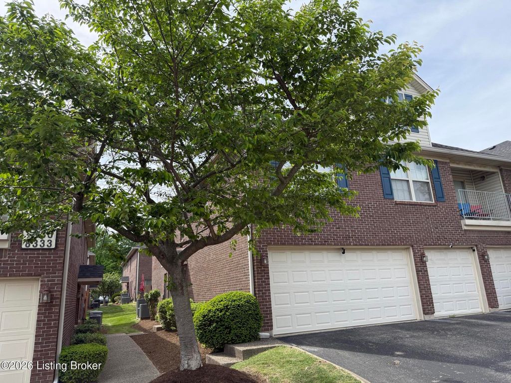 Photo of 8337 Grand Trevi Dr, Louisville, KY 40228 (MLS # 1715244)