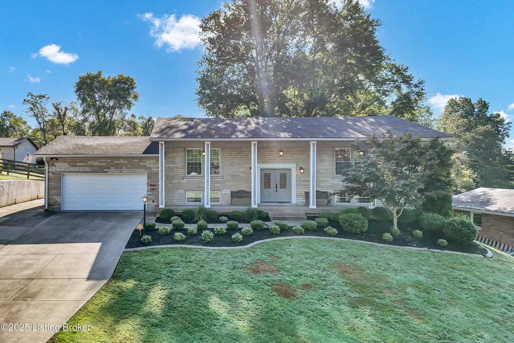 Photo of 9305 Hi View Ln, Louisville, KY 40272 (MLS # 1707466)