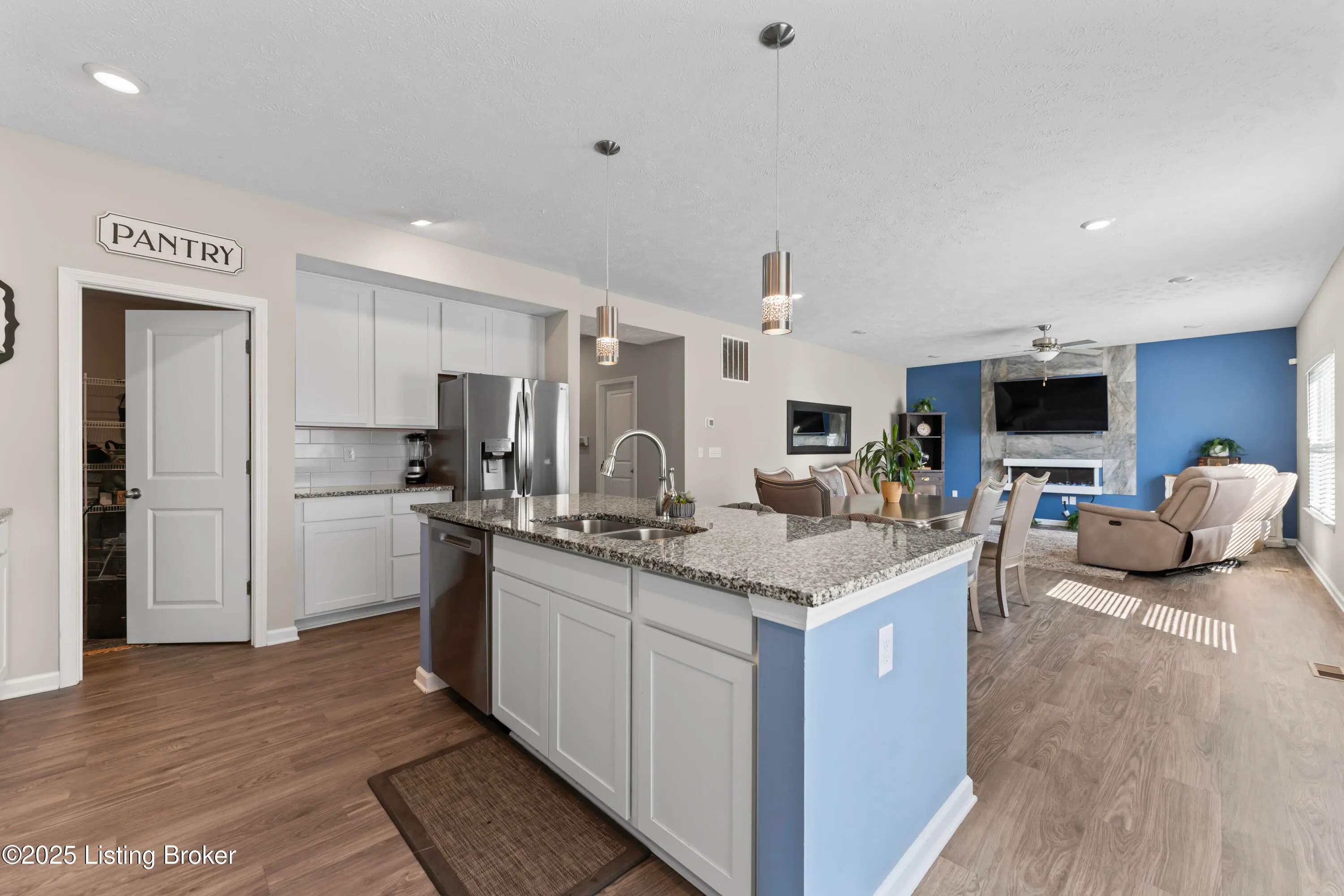 Louisville, Kentucky 40229, United States, 5 Bedrooms Bedrooms, ,4 BathroomsBathrooms,Residential,Active,111788