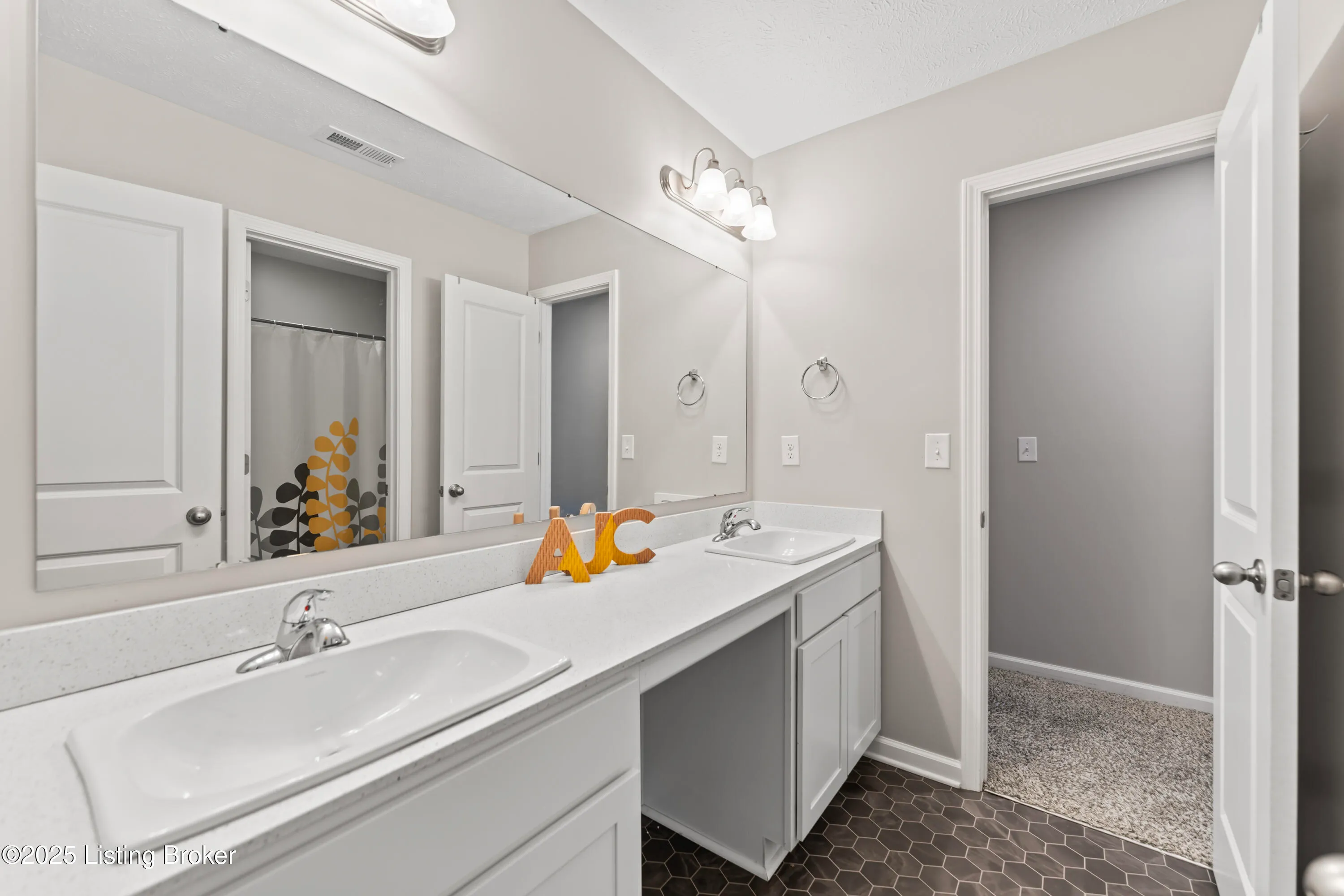 Louisville, Kentucky 40229, United States, 5 Bedrooms Bedrooms, ,4 BathroomsBathrooms,Residential,Active,111788