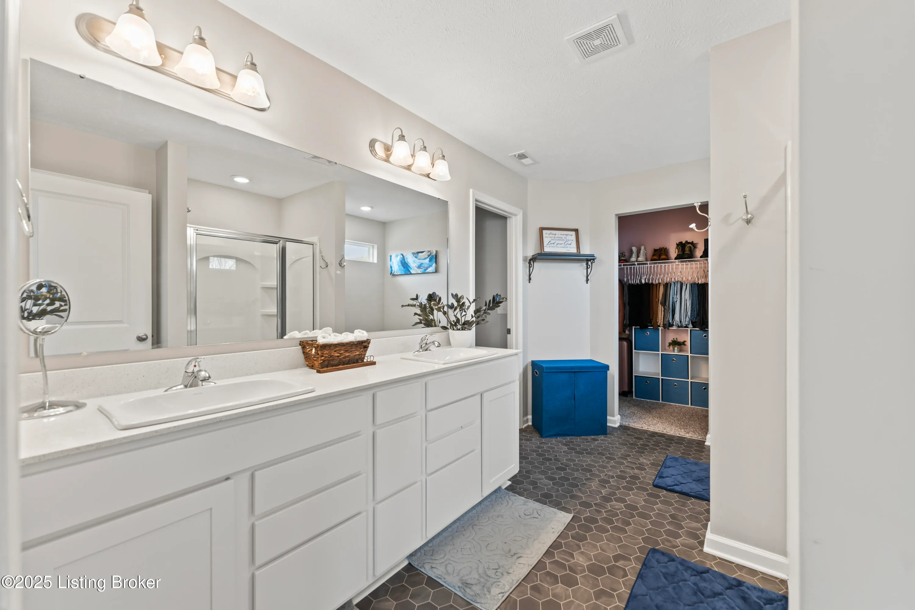 Louisville, Kentucky 40229, United States, 5 Bedrooms Bedrooms, ,4 BathroomsBathrooms,Residential,Active,111788