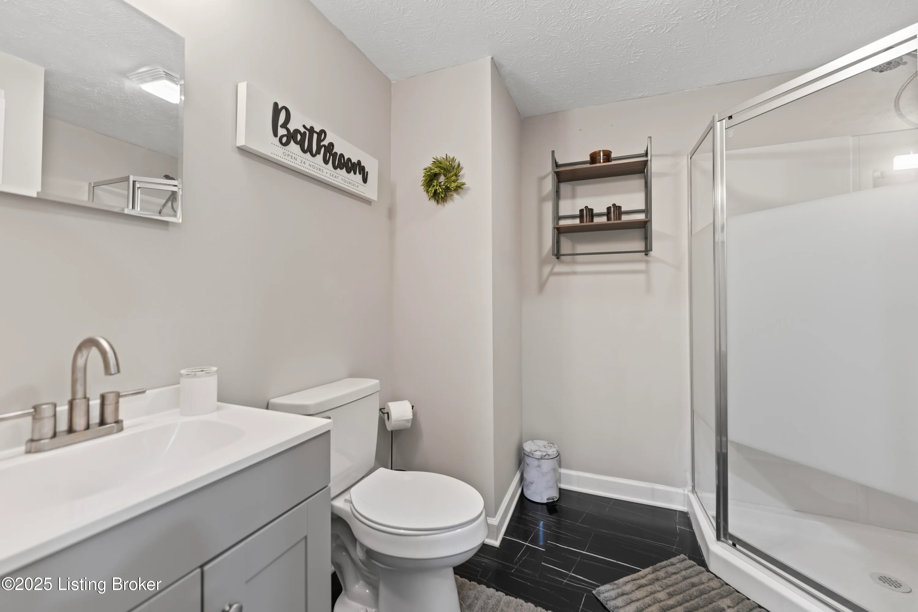 Louisville, Kentucky 40229, United States, 5 Bedrooms Bedrooms, ,4 BathroomsBathrooms,Residential,Active,111788