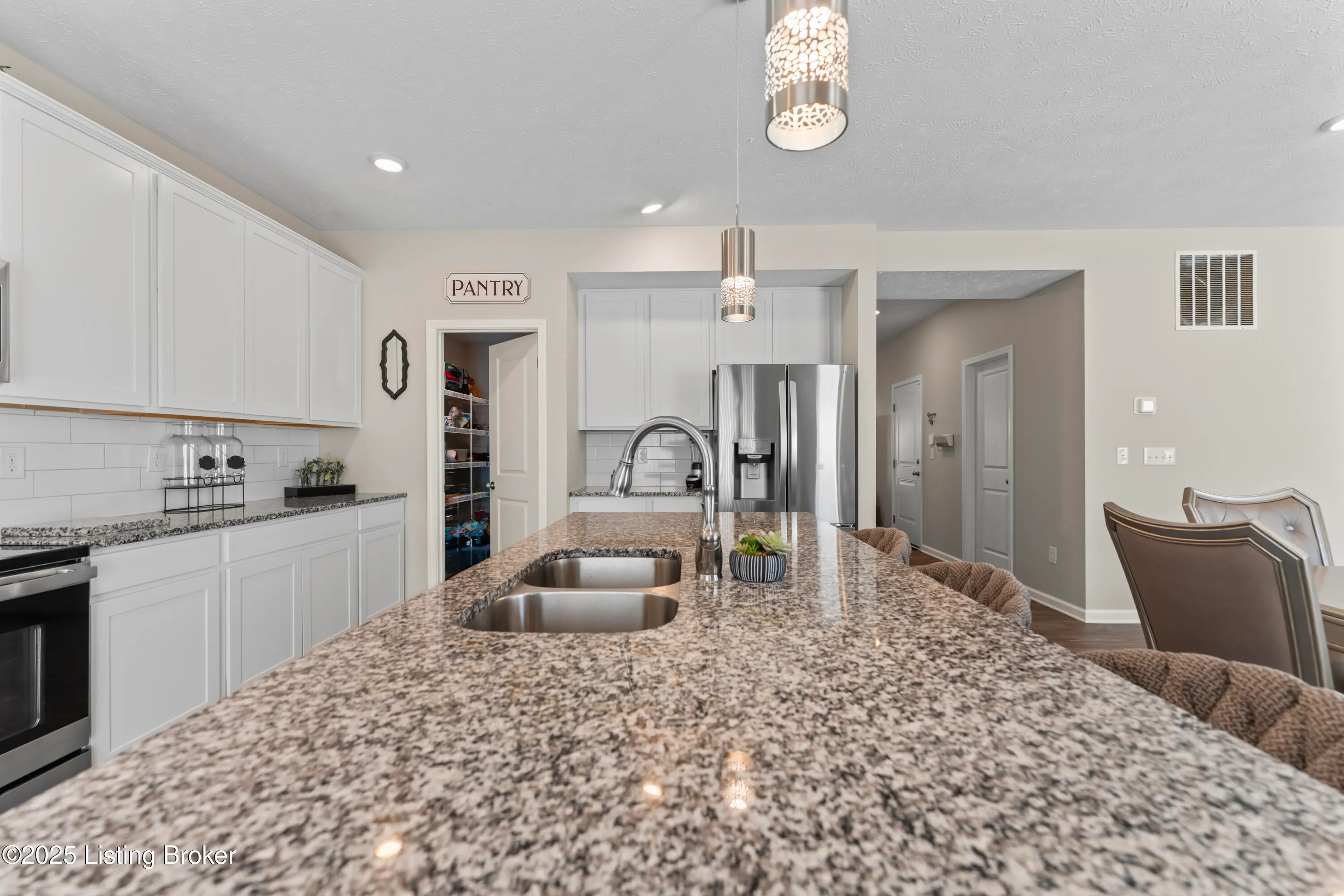 Louisville, Kentucky 40229, United States, 5 Bedrooms Bedrooms, ,4 BathroomsBathrooms,Residential,Active,111788