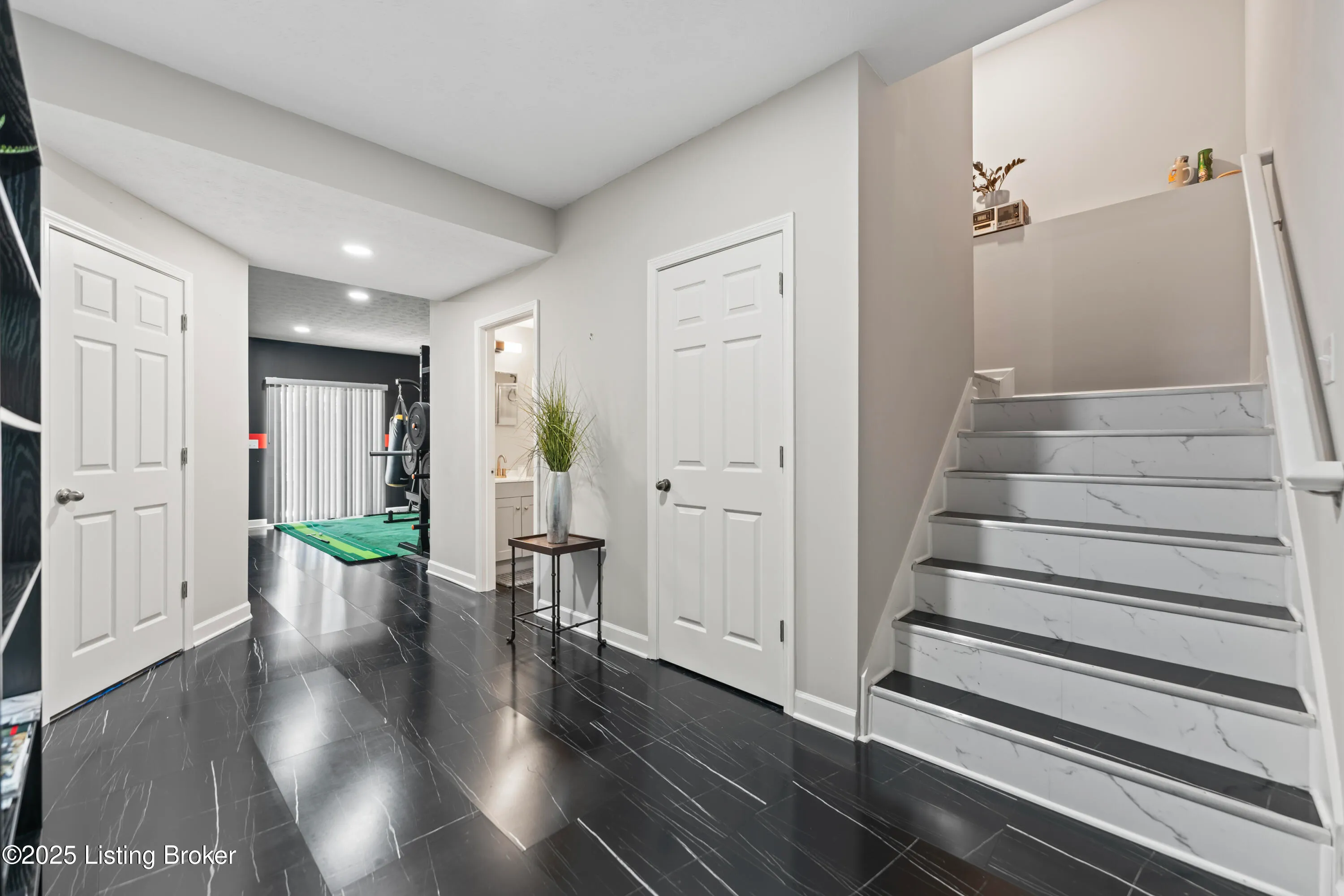 Louisville, Kentucky 40229, United States, 5 Bedrooms Bedrooms, ,4 BathroomsBathrooms,Residential,Active,111788