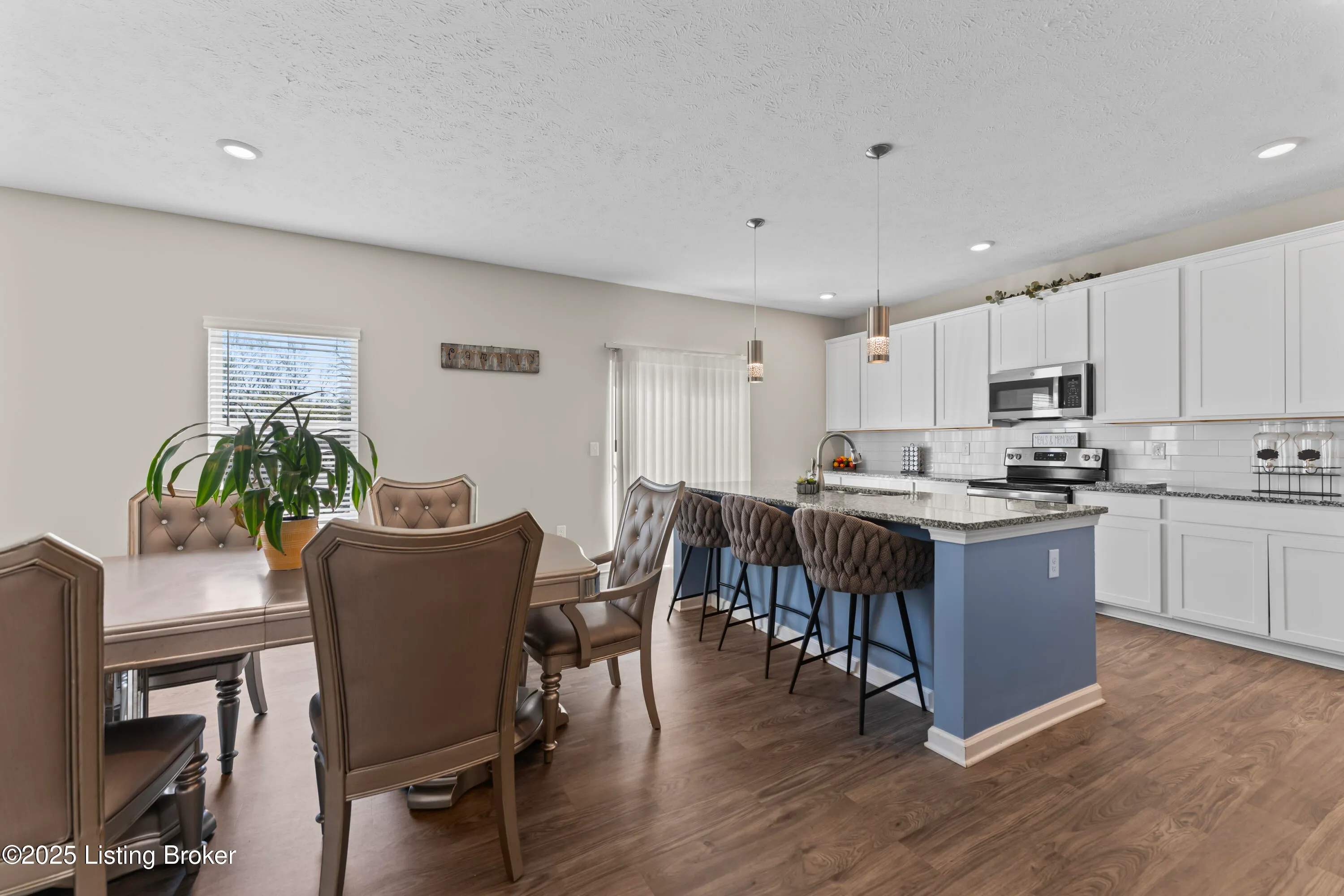 Louisville, Kentucky 40229, United States, 5 Bedrooms Bedrooms, ,4 BathroomsBathrooms,Residential,Active,111788